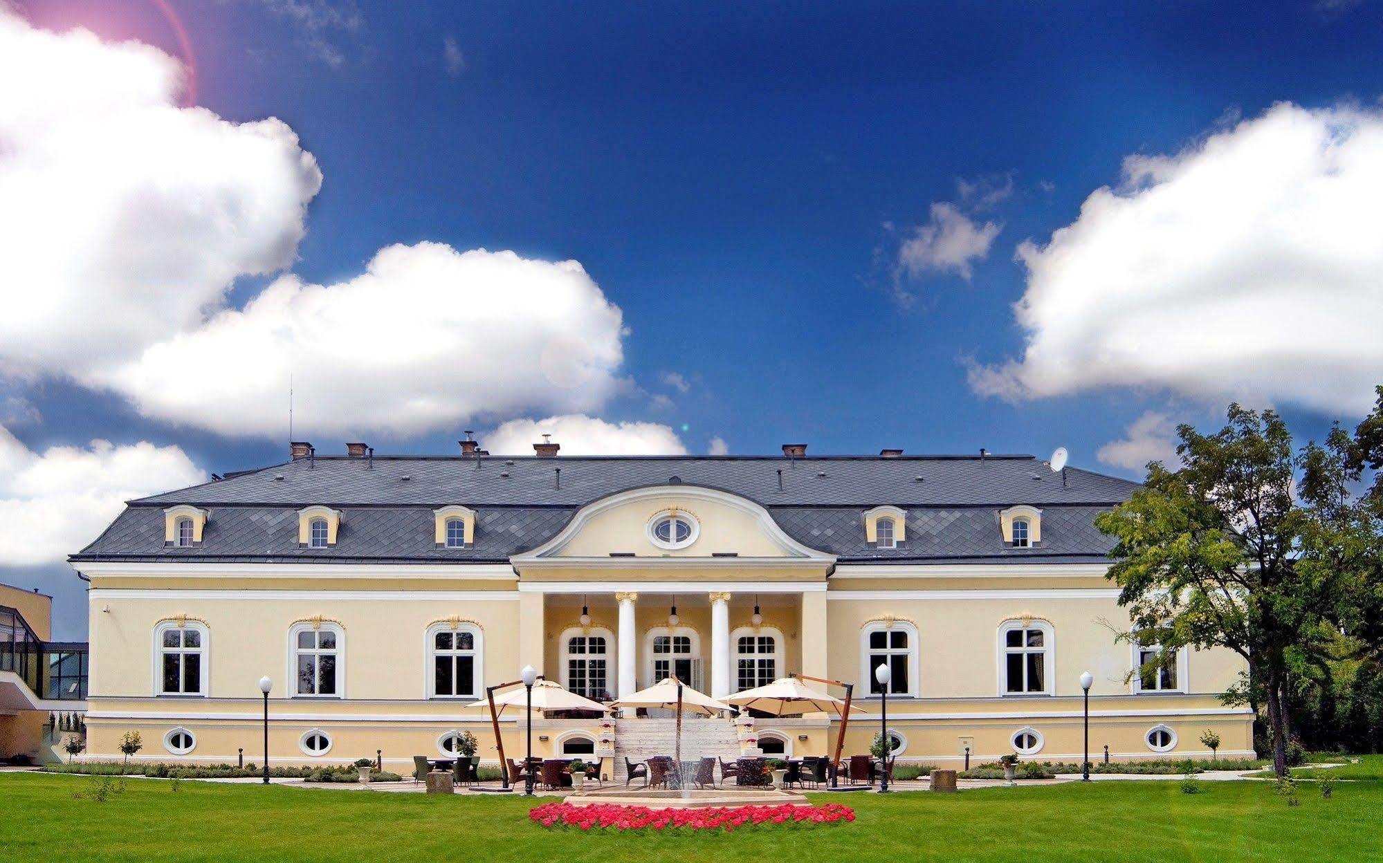 Amade Chateau Vrakúň Екстериор снимка