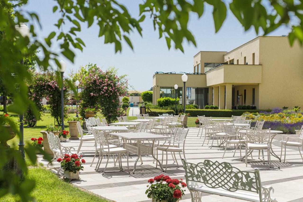 Amade Chateau Vrakúň Екстериор снимка